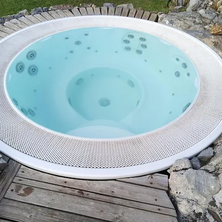 Lovely House With Private Pool 3x2 With Jacuzzi And Breakfast With Garden And Bbq Next Seaside And Train Station בית נופש