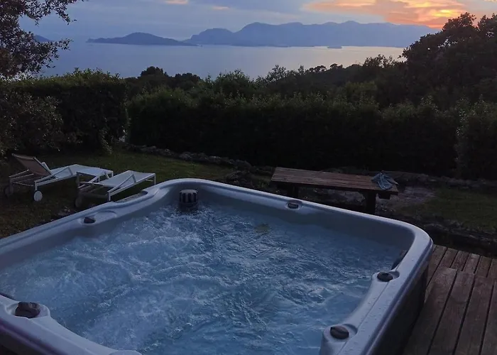 Сasa de vacaciones Lovely House With Private Pool 3x2 With Jacuzzi And Breakfast With Garden And Bbq Next Seaside And Train Station Sarzana